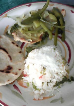 Una foto de Filetes de cerdo encebollado con arroz al cilantro y apio