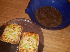 Una foto de Sopa de cebolla con pan tostado con queso