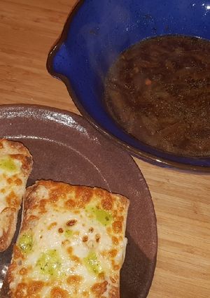 Una foto de Sopa de cebolla con pan tostado con queso