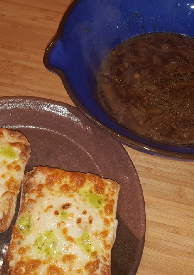 Una foto de Sopa de cebolla con pan tostado con queso