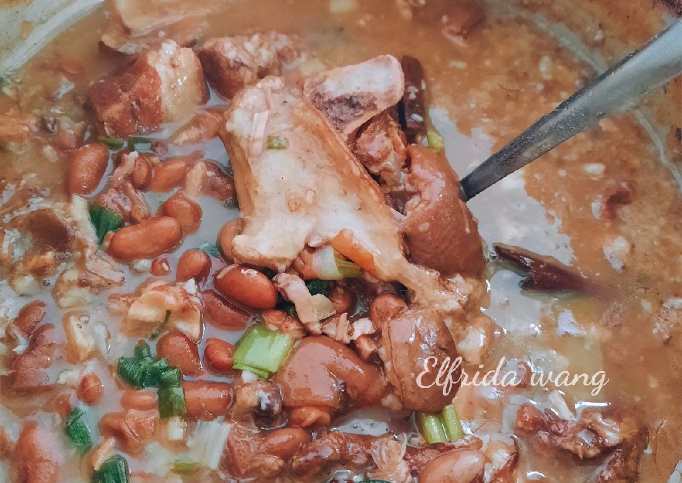 Brenebon / sup kacang merah dengan babi