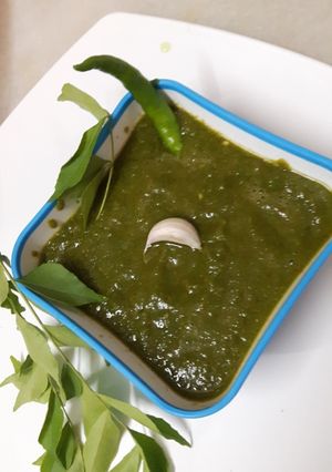 करी पत्ता धनिया चटनी (Curry patta Dhaniya chutney recipe in hindi) रेसिपी मुख्य फोटो