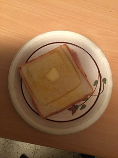 Una foto de Sandwich de queso con membrillo y mermelada de higos