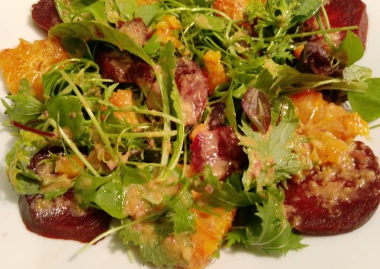 Wildkräuter-Salat mit Roter Bete und Blutorangen