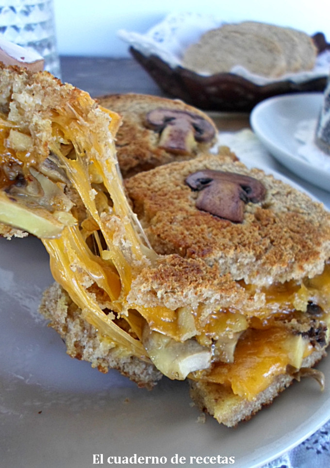 Una foto de Sándwich de Queso & Champiñones