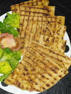 صورة لوصفة فطائر دقيق القمح الكامل محشية بزاف بنيته وخفيفة