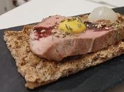 Una foto de solomillo de cerdo en salsa de queso azul