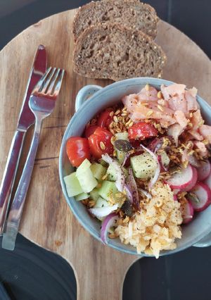 Une photo de Poke bowl saumon