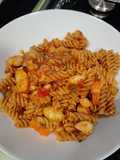Ensalada de pasta de lentejas con salmón al natural