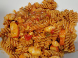 Ensalada de pasta de lentejas con salmón al natural