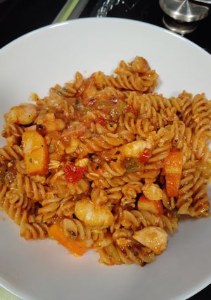Una foto de Ensalada de pasta de lentejas con salmón al natural