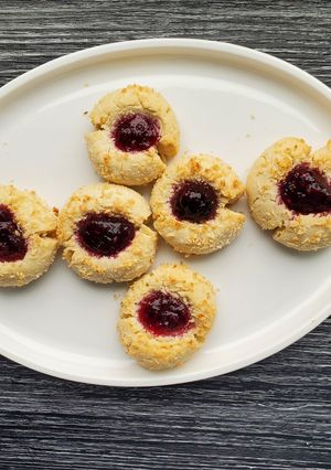 A picture of Strawberry-Coconut cookies.