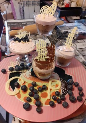 Foto di Monoporzioni di mousse al cioccolato fondente e mousse di fragole
