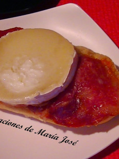Una foto de Tapa de lomo ibérico y queso de cabra
