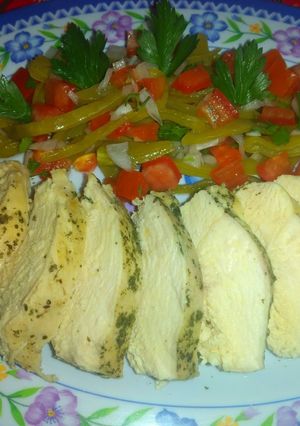 Una foto de Pechuga al horno con ensalada de nopales