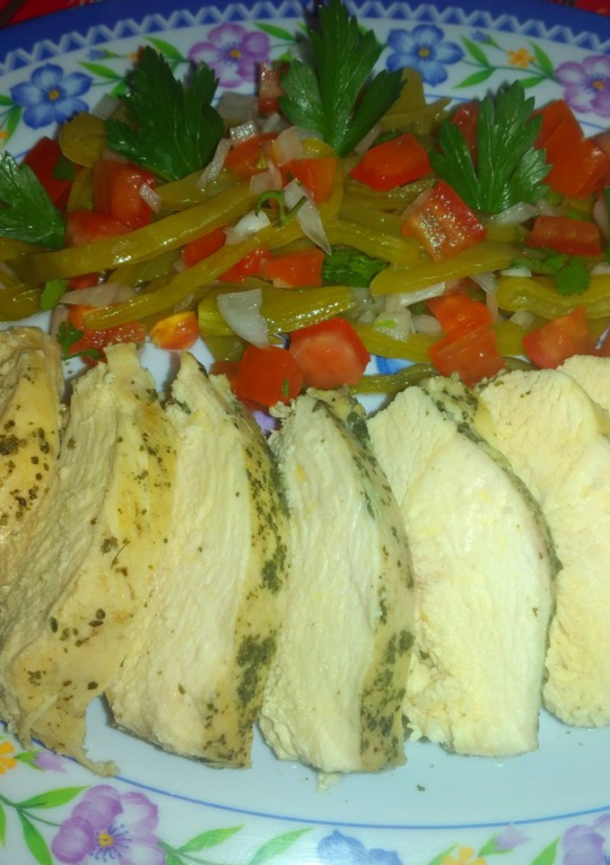 Una foto de Pechuga al horno con ensalada de nopales