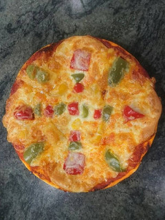 Una foto de Pizza de pimientos y mozzarella