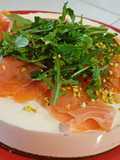 Cheesecake con rucola e salmone