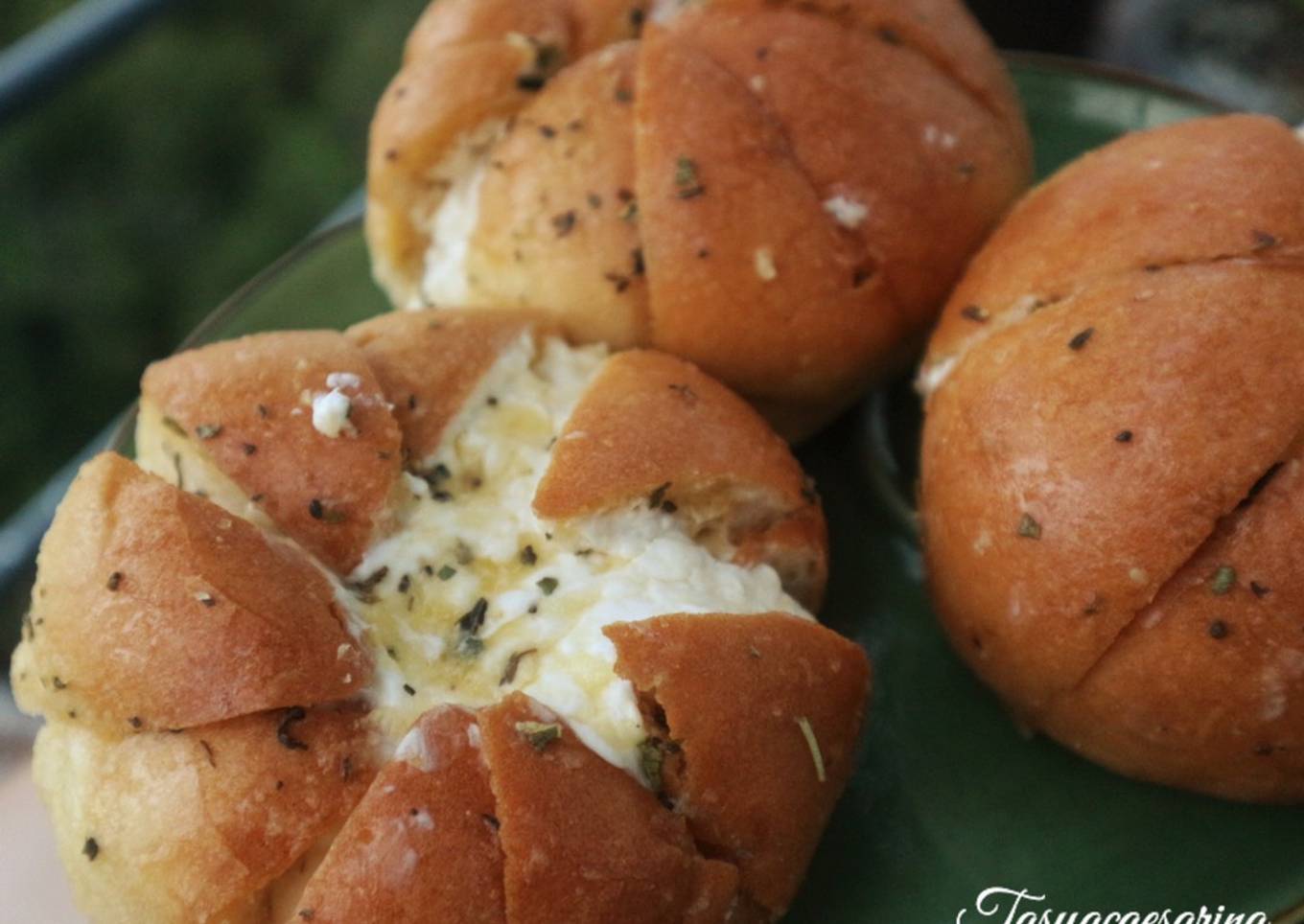 Korean Garlic Cheese Bread