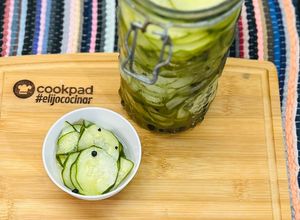 Una foto de Pepinos encurtidos en vinagre agridulces 🥒 - Ideales para hamburguesas