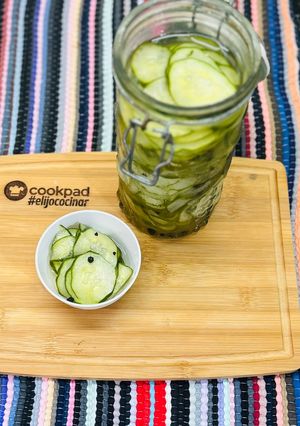 Una foto de Pepinos encurtidos en vinagre agridulces 🥒 - Ideales para hamburguesas