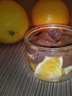 Una foto de Tarrinas de naranja con mousse de chocolate