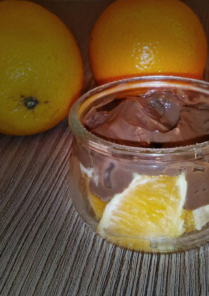 Una foto de Tarrinas de naranja con mousse de chocolate