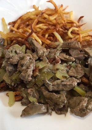 Tárkonyos májragu szalmakrumplival recept fotója