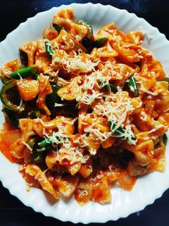 होममेड इटालियन चिझी पास्ता इन रेड ॲन्ड व्हाईट सॉस (italian pasta recipe in marathi) रेसिपी चे मुख्य फोटो