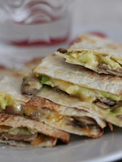 Una foto de Sincronizadas rellenas de champiñón y aguacate