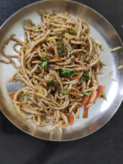 હક્કા નૂડલ્સ (Hakka Noodles Recipe in Gujarati) રેસીપી મુખ્ય ફોટો