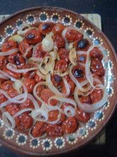 Una foto de Tomates cherry asados con caldo de pollo, cebolla, ajo y tequila, las correa, Jalisco México