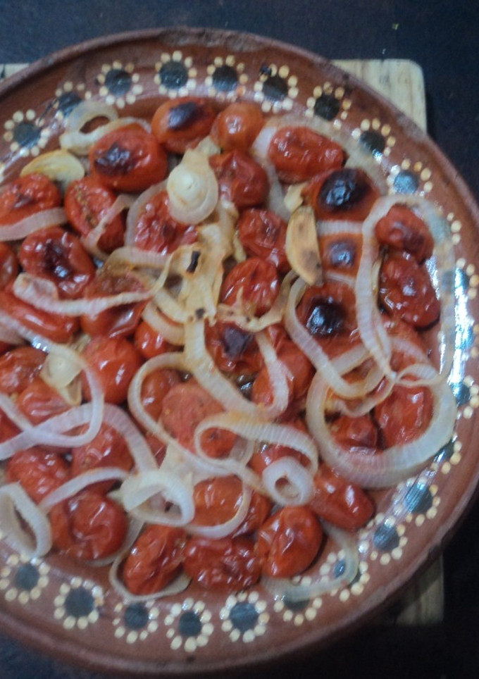 Una foto de Tomates cherry asados con caldo de pollo, cebolla, ajo y tequila, las correa, Jalisco México