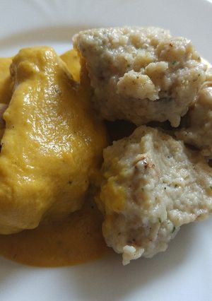Vadas csirke (sertés, marha) zsemlegombóccal recept fotója