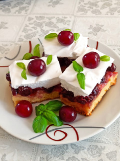 Kata kedvenc meggyes sütije recept fotója