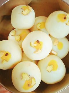 A picture of Malai ladoo.