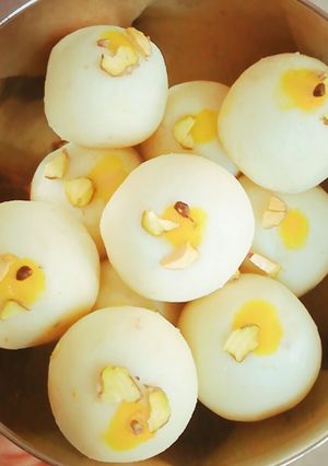 A picture of Malai ladoo.