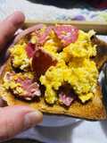 Tostadas con huevo y Salame