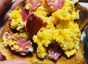Una foto de Tostadas con huevo y Salame