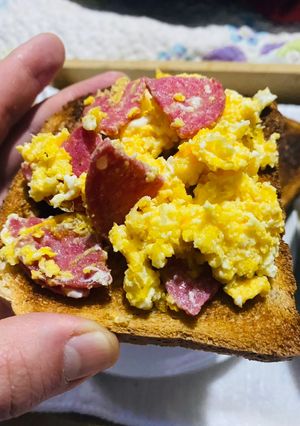 Una foto de Tostadas con huevo y Salame