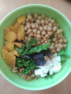 Una foto de Ensalada de garbanzos y mango