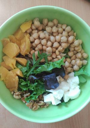 Una foto de Ensalada de garbanzos y mango