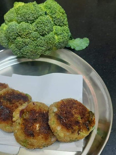 பிராக்கோலி கட்லெட்(broccoli cutlet recipe in tamil) செய்முறை முக்கிய புகைப்படம்