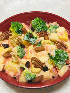 Una foto de Ensalada de Manzana 🍎Piña 🍍Zanahoria 🥕Brócoli 🥦 con Mix de frutos Secos 😋