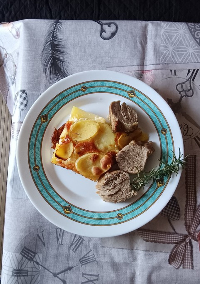 Una foto de Solomillo de cerdo al horno con pastel de patata