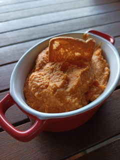 Una foto de Hummus de pimiento y zanahoria