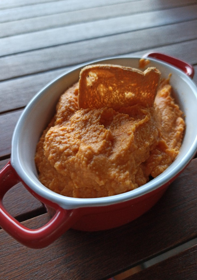 Una foto de Hummus de pimiento y zanahoria