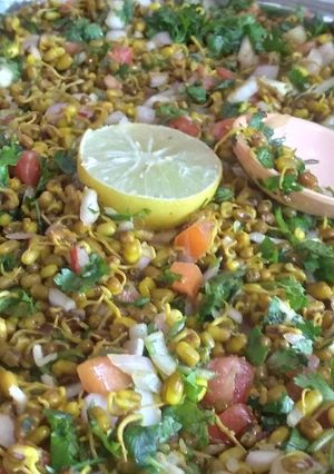 स्वास्थ्यवर्धक चटपटीत मूग चाट (moong chat recipe in marathi) रेसिपी चे मुख्य फोटो 