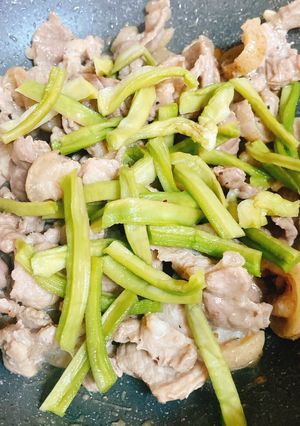 Hình của món Rau Tiến Vua Xào Heo Rừng.