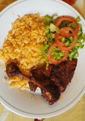 Una foto de Pierna y muslo de pollo enchilado